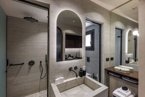 Shower, rainfall showerhead, free toiletries, hair dryer - Hidden Hills (Santorini)