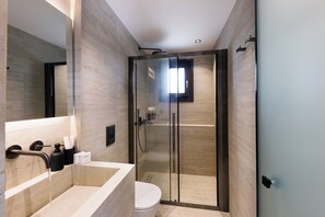 Grand Villa with Outdoor Hot Tub and Private Heated Pool | 浴室 | 淋浴設備、雨淋花灑、免費梳洗用品、風筒