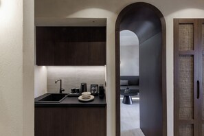 Lifestyle Suite with Private Heated Pool | Kamar mandi | Shower, pancuran hujan, perlengkapan mandi gratis, dan pengering rambut
