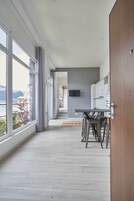 Una cocina moderna con comedor, ventanas amplias y vistas a la montaña.