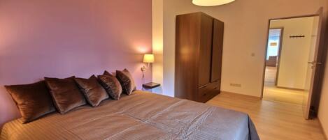 2 makuuhuonetta, silitysrauta/-lauta, vauvan matkasänky, internet