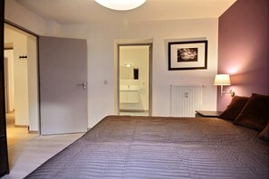 2 quartos, ferros/tábuas de passar roupa, berço de viagem