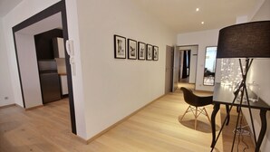 Una cocina moderna con refrigerador y un comedor con mesa y sillas.