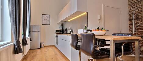 ثلاجة، ميكروويف، فرن، موقد طهي مسطح