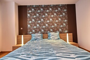 3 slaapkamers, een strijkplank/strijkijzer, wifi, beddengoed