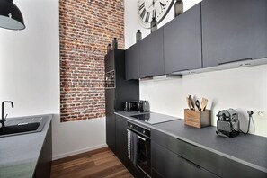 Kjøleskap, mikrobølgeovn, ovn og kokeplater