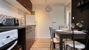 Een koelkast, een oven, een kookplaat, een koffiezetapparaat/waterkoker