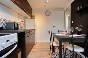 Réfrigérateur, four, plaque de cuisson, cafetière/bouilloire