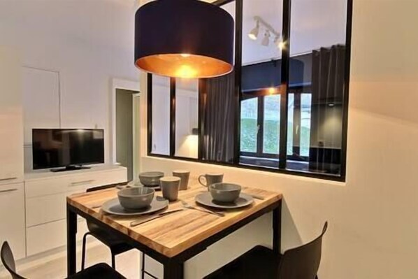 Dining - Beautiful studio cocoon in city center | Blink 3 (Liège)