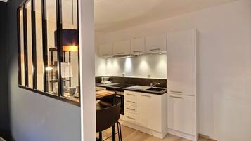 Réfrigérateur, four, plaque de cuisson, cafetière/bouilloire