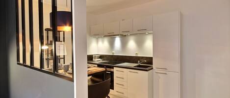 Fridge, oven, stovetop, coffee/tea maker
