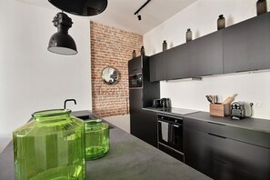 Kühlschrank, Mikrowelle, Ofen, Herdplatte