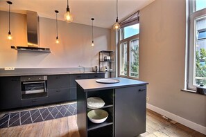 Eine moderne Küche mit Backofen, Spüle und einem Fenster für natürliches Licht.