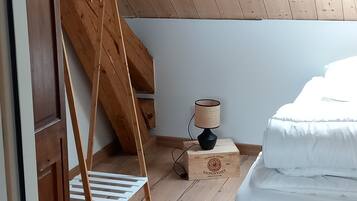 6 slaapkamers, een strijkplank/strijkijzer, wifi