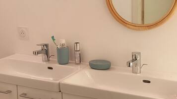 Een douche, een haardroger, zeep, toiletpapier