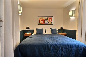 2 عدّة غرف نوم ومكواة/لوح كي وسرير سفر وواي فاي