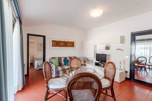 TV - Dalia Apartment with Pool
 (Desenzano del Garda)