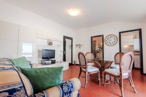 TV - Dalia Apartment with Pool
 (Desenzano del Garda)