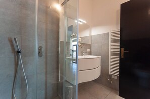 Shower, hair dryer, bidet, towels - Dalia Apartment with Pool
 (Desenzano del Garda)