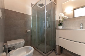 Douche, sèche-cheveux, bidet, serviettes fournies