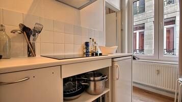 Een koffiezetapparaat/waterkoker, een koelkast, een microgolfoven