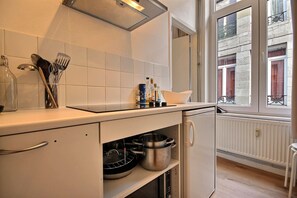 Een koelkast, een magnetron, een oven, een kookplaat