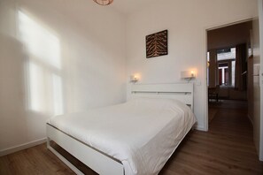 1 slaapkamer, een strijkplank/strijkijzer, reisbedje, wifi