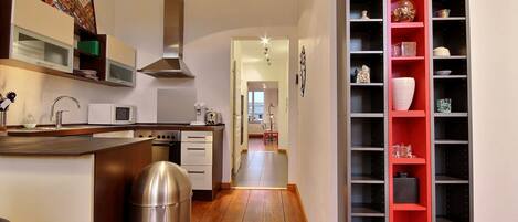 Jääkaappi, mikroaaltouuni, uuni, kahvin-/teenkeitin