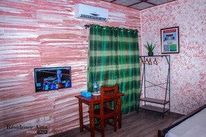 6 Schlafzimmer, Schreibtisch