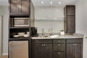 Fridge, microwave, coffee/tea maker, toaster - Walk to Everything! Bourbon Trail & Cherokee Golf Course
(Louisville)