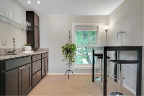 Kühlschrank, Mikrowelle, Wasserkocher mit Kaffee-/Teezubehör, Toaster