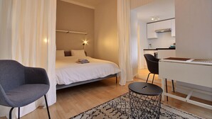 A modern bedroom with a bed, a desk, and a chair. - Le Studio 15 - Superb Studio in the city center (Liège)