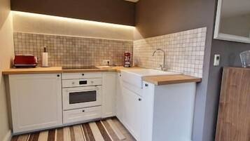 Fridge, oven, cookware/dishes/utensils