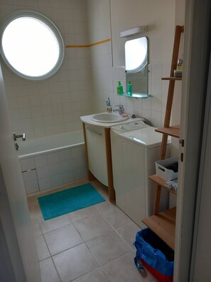 Sèche-cheveux, serviettes fournies, savon, papier toilette