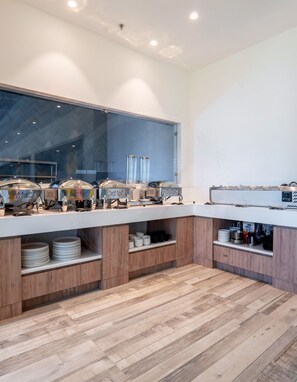 Una cocina moderna con una isla integrada, electrodomésticos de acero inoxidable y muebles de madera.