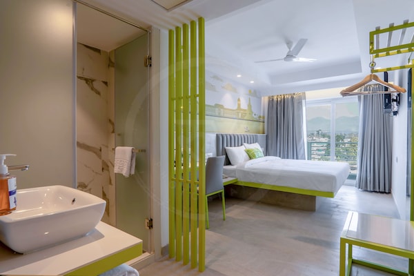 Desk, soundproofing, free WiFi, bed sheets