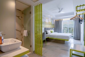 Escritorio, sistema de insonorización, wifi gratis y ropa de cama