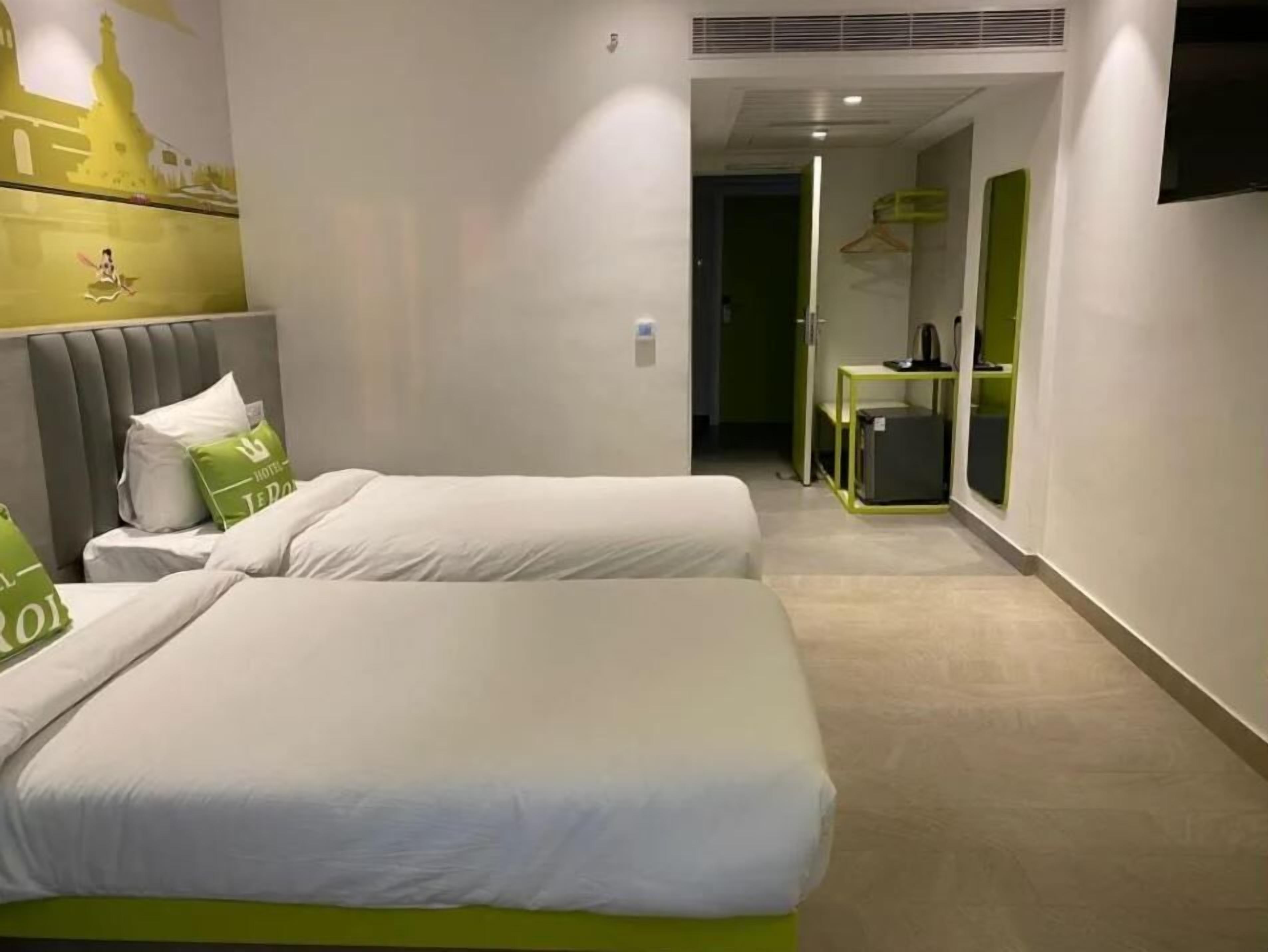Een bureau, geluiddichte muren, gratis wifi, beddengoed