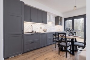 Fridge, oven, stovetop, dishwasher