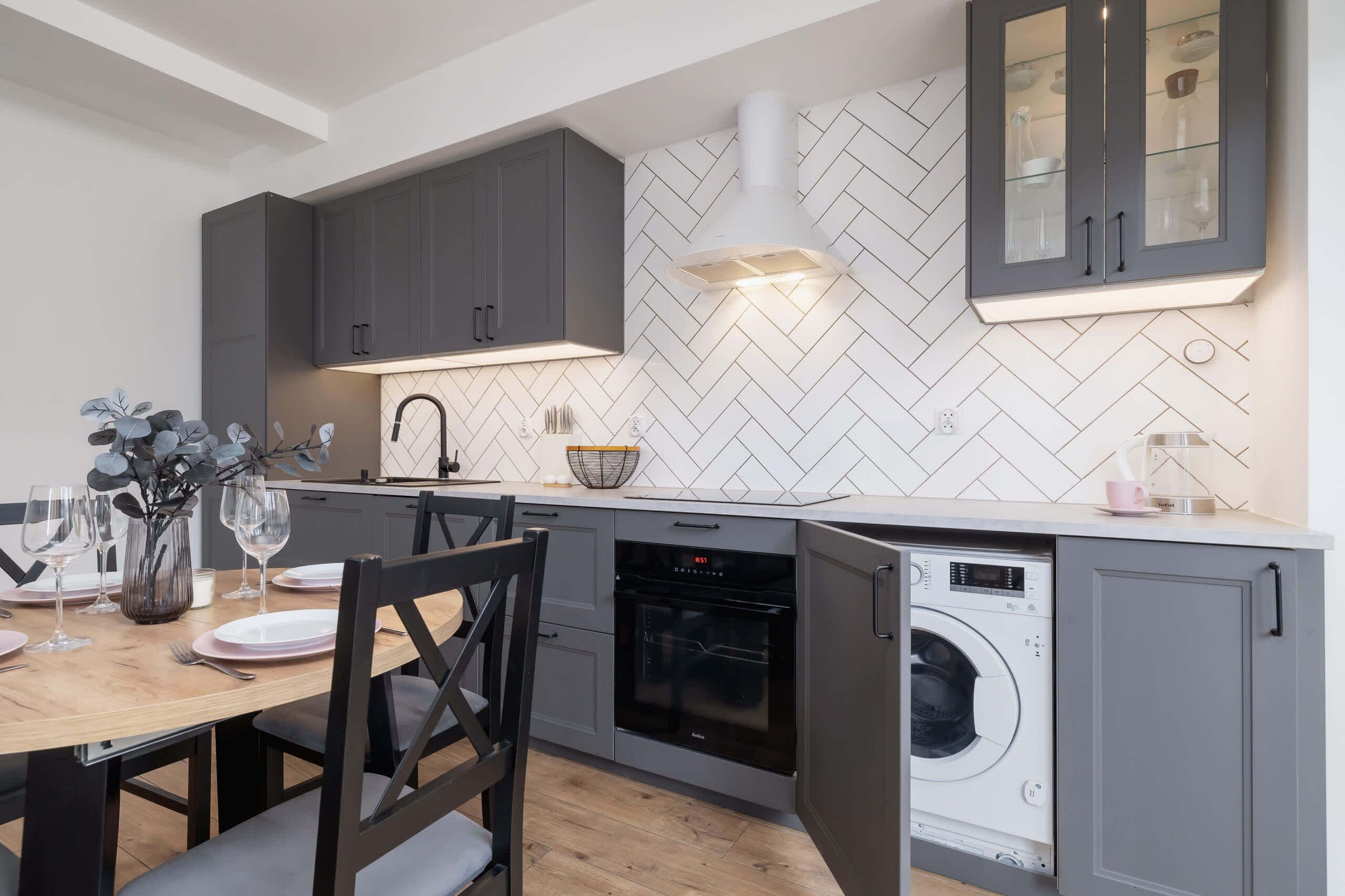 Fridge, oven, stovetop, dishwasher