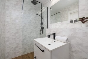 Dusche, Haartrockner, Shampoo