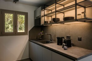 Microwave, dishwasher, coffee/tea maker, cookware/dishes/utensils - Forrest Villa (Kefalonia)