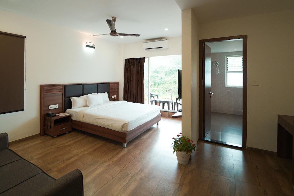 Luxury Room With Balcony | Free WiFi