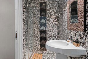 Een haardroger, handdoeken, zeep, toiletpapier