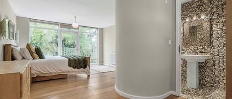 6 bedrooms, desk, iron/ironing board, free WiFi