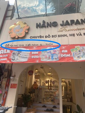 A storefront with a sign reading "HÀNG JAPAN" and "CHUYÊN ĐỒ SỐ SINH, MÊ VÀ B". - WE HOME Ton That Tung (Ho Chi Minh City)