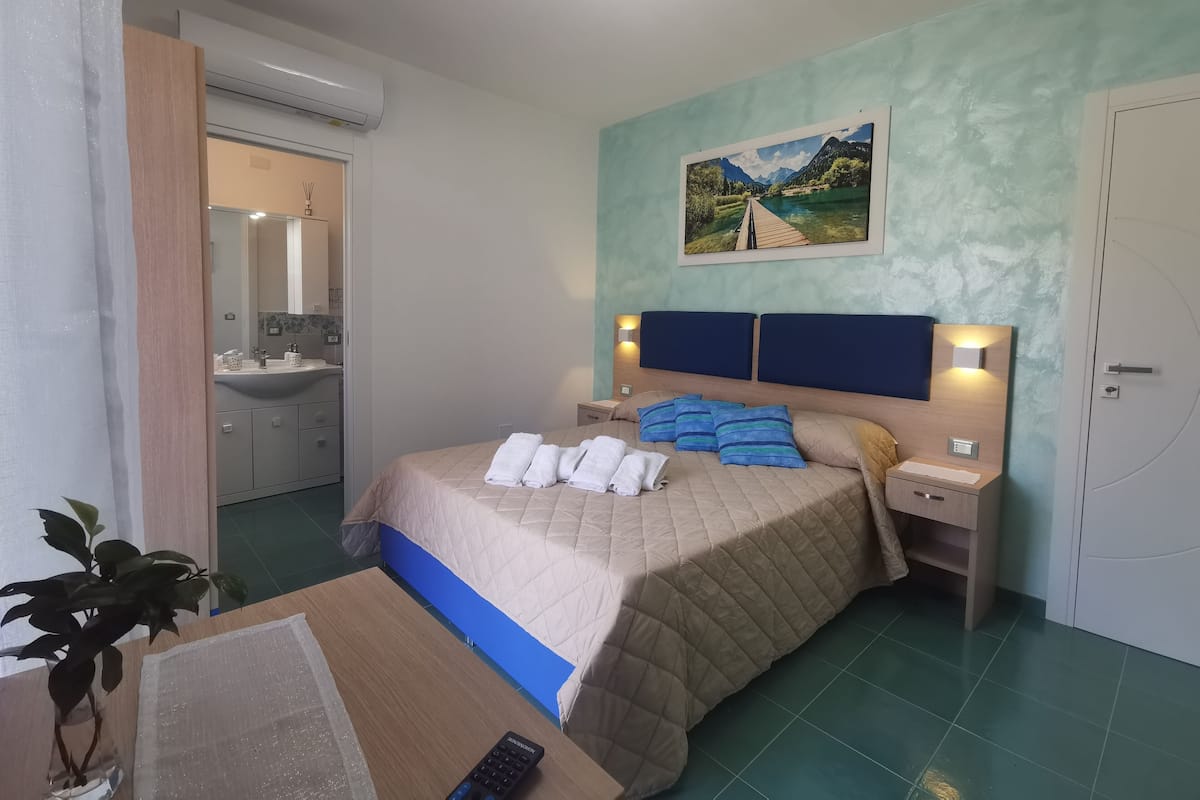 Deluxe Room | Desk, blackout curtains, free WiFi