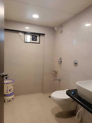 Standard Room with External Bathroom | Bathroom | Free toiletries - Abu Inn, Mount Abu - The Luxury Boutique Stay (Abu Road)