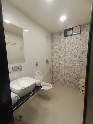 Superior A/C Room | Bathroom | Free toiletries