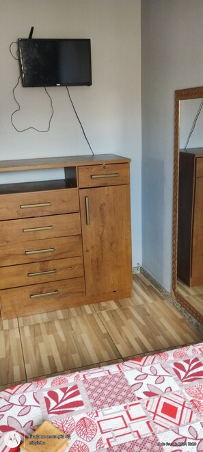 2 bedrooms, desk, iron/ironing board, free WiFi